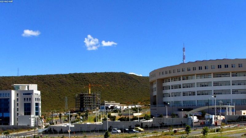 黄果短剧竖屏短剧拍摄现场，导演与演员在方寸屏幕间打磨好戏